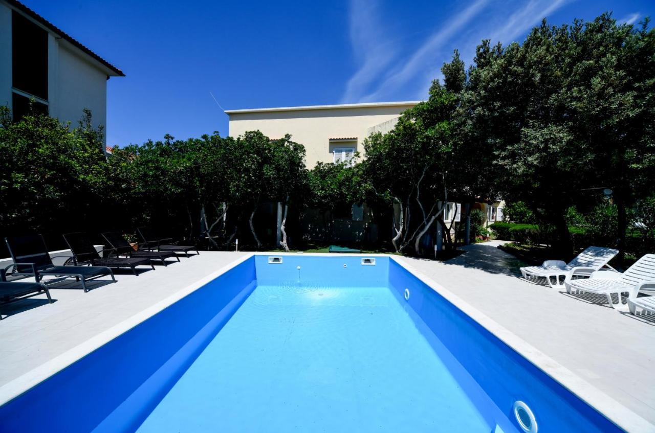 Apartments Dvori Novalja Exterior foto